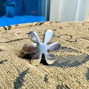 Italian silver flower ring.